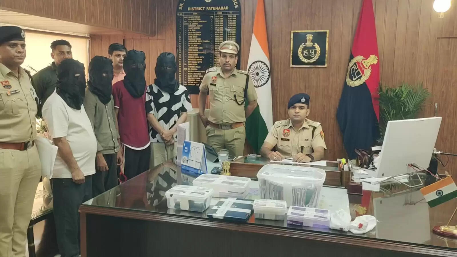 फतेहाबाद एस पी सिद्धांत जैन पत्रकारों से बात करते हुए तथा काले कपड़े से मुंह ढके आरोपी