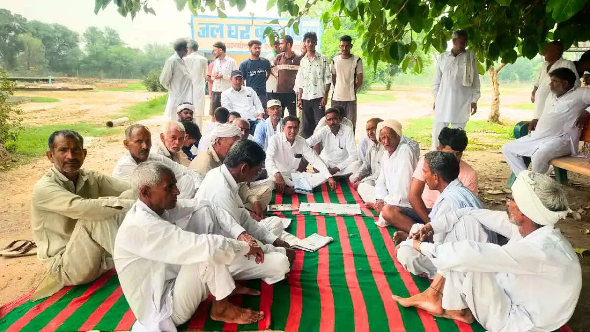 सिरसा के गांव कुम्हारिया में पेयजल संकट को लेकर जलघर में धरना देते ग्रामीण