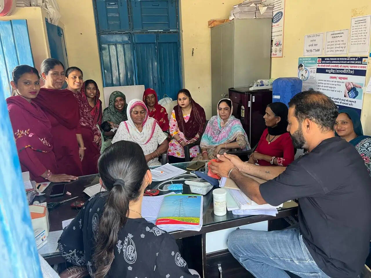 सिरसा के गांव भंबूर में घटते लिंगानुपात और भ्रूण हत्या को लेकर बैठक करते स्वास्थ्य विभाग के अधिकारी और गांव के लोग।