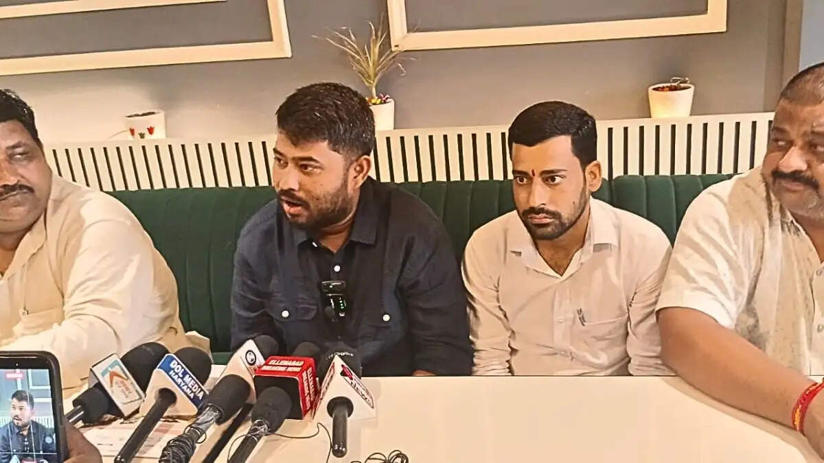 ऐलनाबाद में आयोजित एमिटी अचीवर्स अवार्ड 2026 की जानकारी देता बैनर