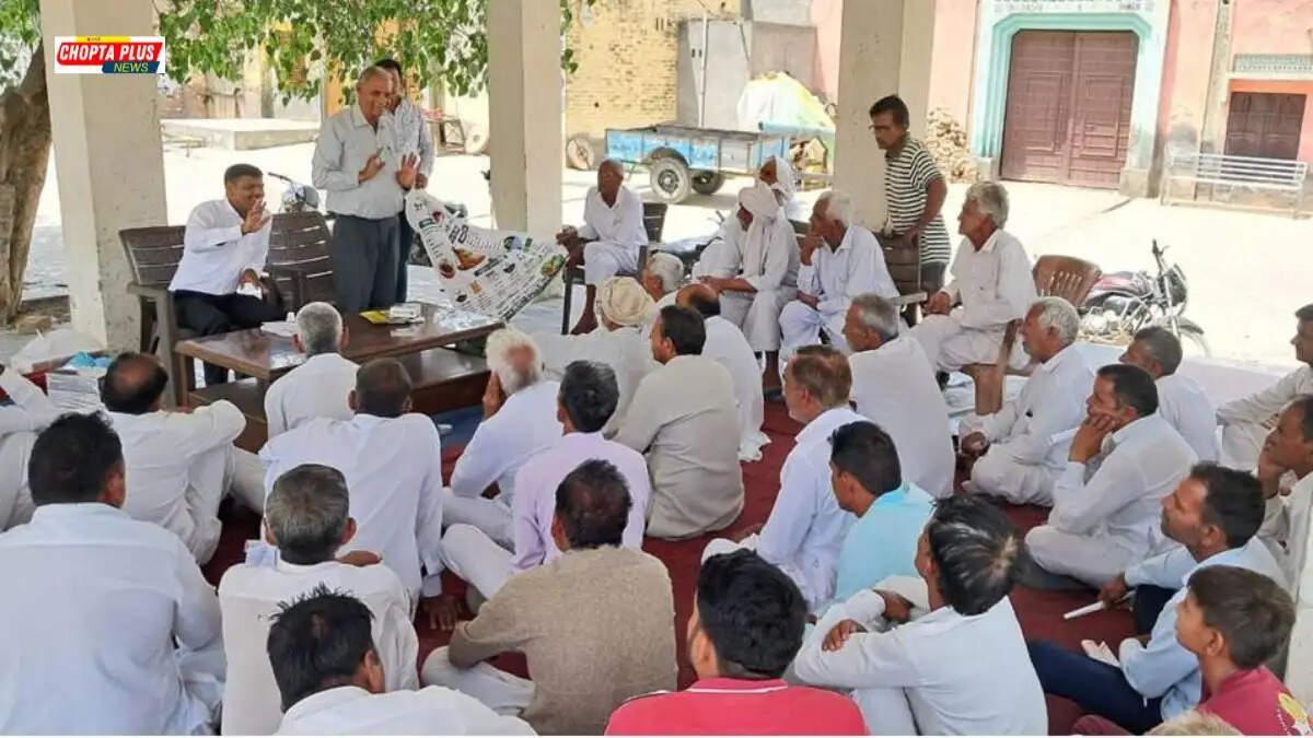 सिरसा के नाथूसरी चौपटा के रामपुरा ढिल्लों गांव में ग्वार जागरूकता शिविर में किसानों को खेती की जानकारी देते विशेषज्ञ।