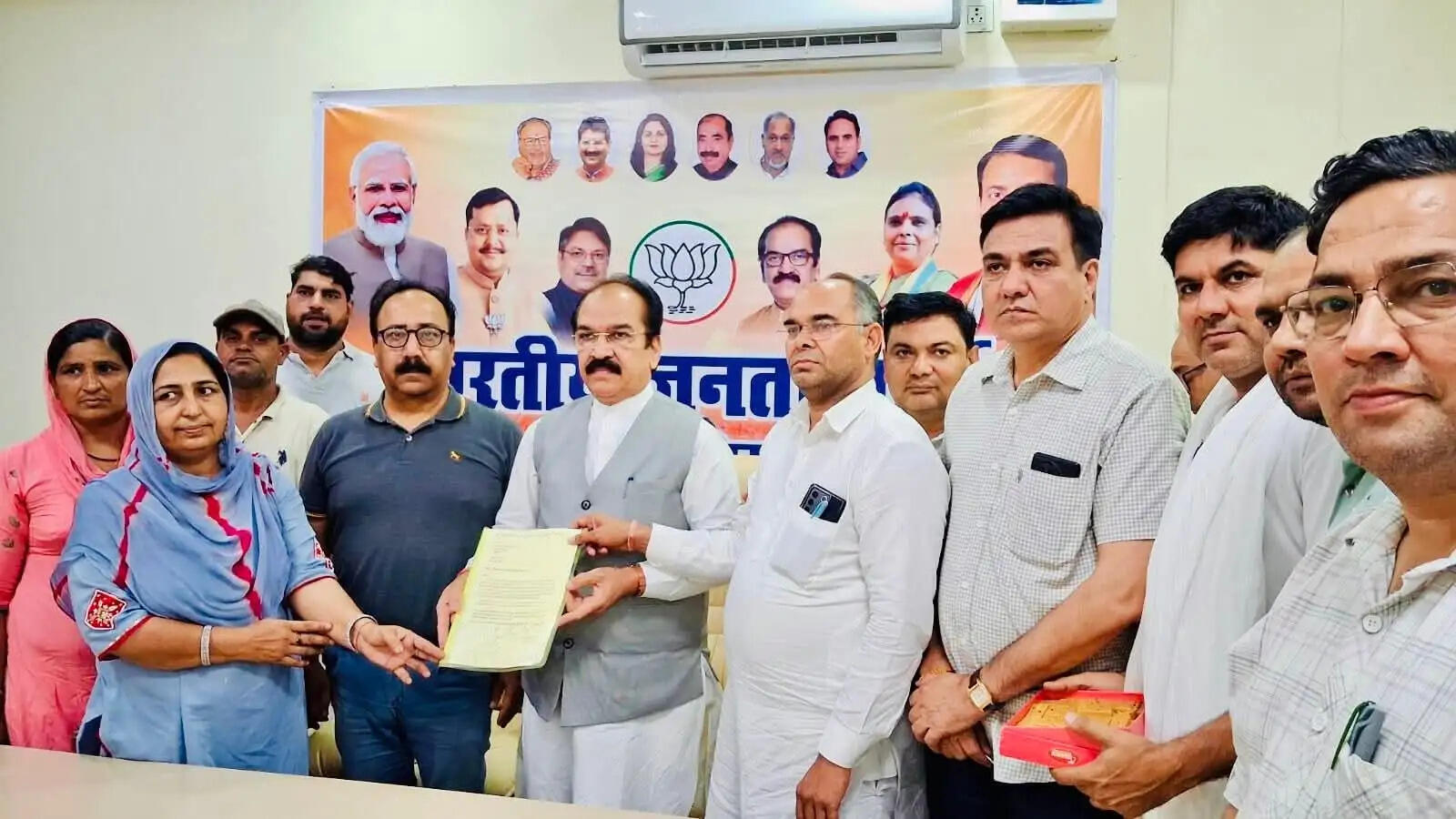 सिरसा में गेस्ट टीचर्स को नियमित करने की मांग को लेकर भाजपा जिलाध्यक्ष यतींद्र सिंह को ज्ञापन सौंपता शिक्षक प्रतिनिधिमंडल
