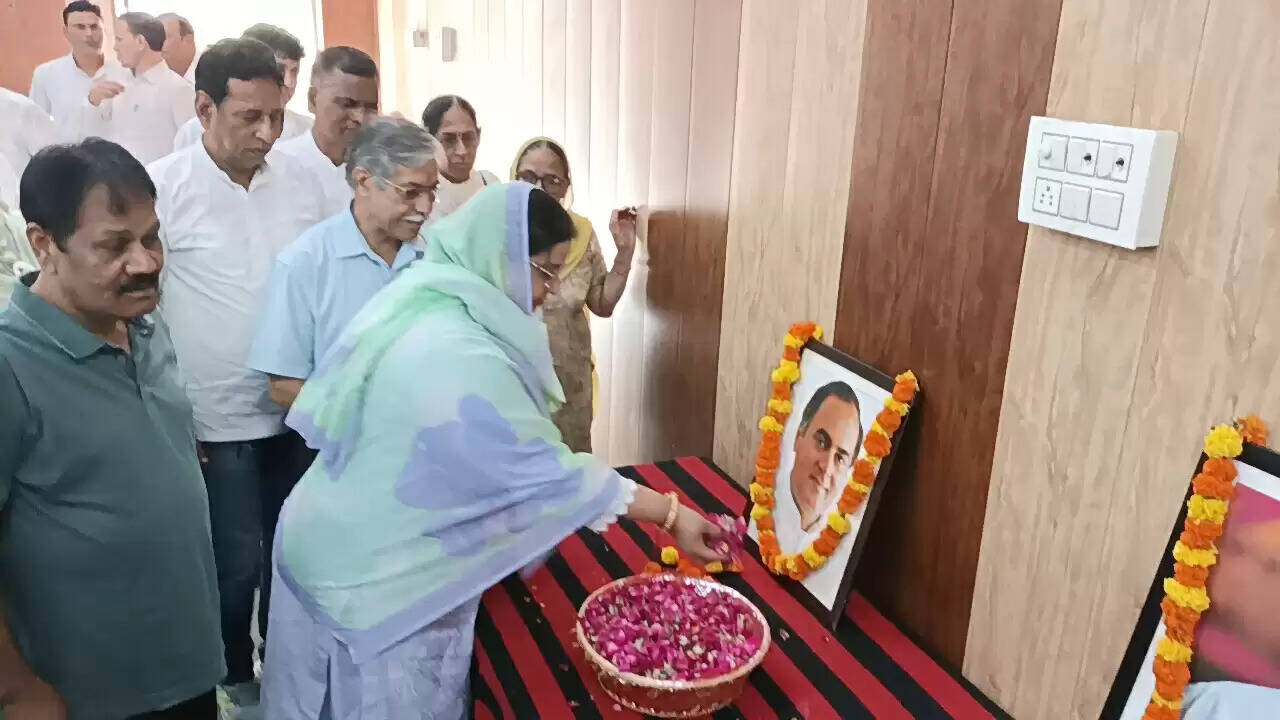 santosh beniwal rajiv gandhi kopushp arpit krte hue 