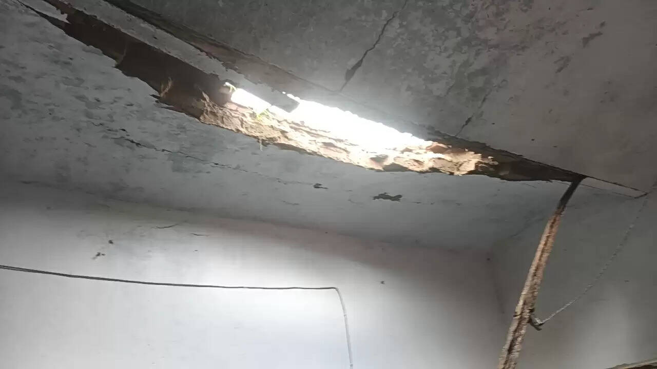 जर्जर कमरें 