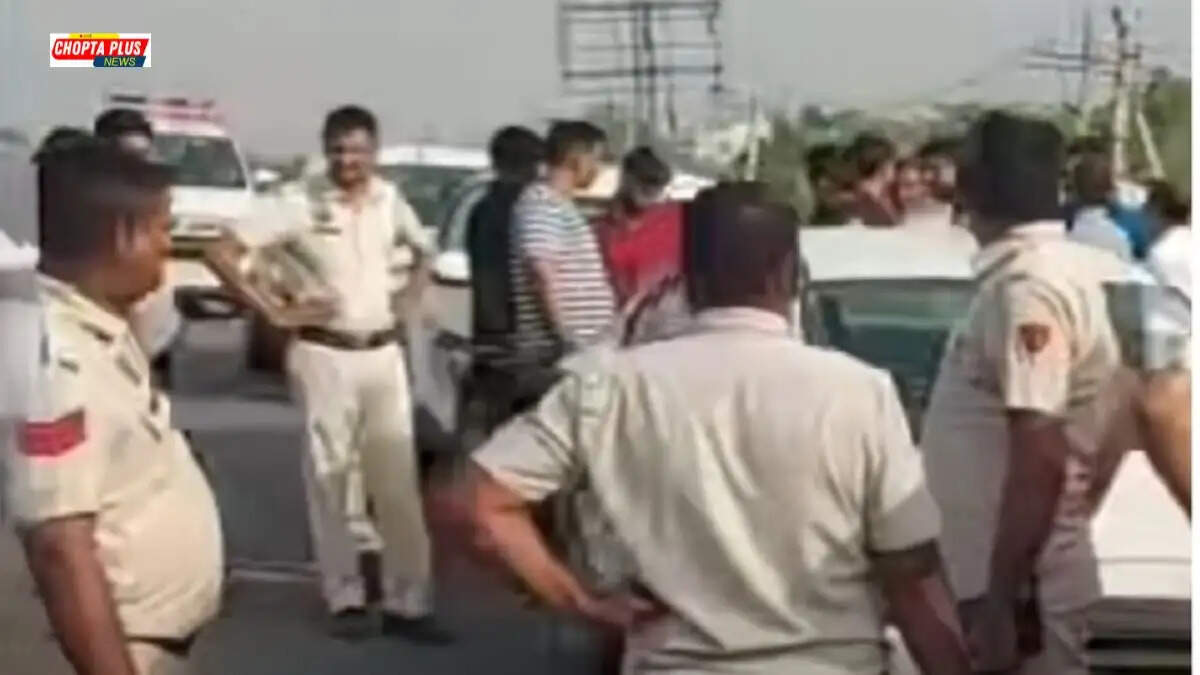 रोहतक के रोहद टोल प्लाजा पर जिला पार्षद जयदेव डागर और उनके समर्थकों को हिरासत में लेती हुई हरियाणा पुलिस।