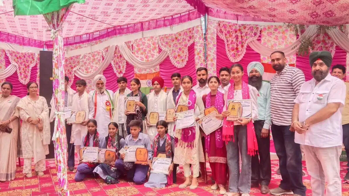वैदवाला राजकीय स्कूल में मेधावी विद्यार्थियों का सम्मान