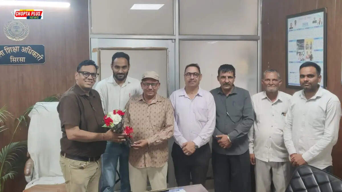 डीईओ सुभाष फुटेला डीईईओ सिरसा और डाइट डिंग का अतिरिक्त प्रभार संभालने के दौरान अधिकारियों के साथ