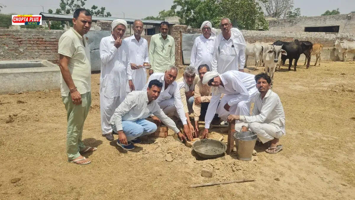 सिरसा के जमाल गांव की गौशाला में 10 लाख के शेड की नींव रखते गौ सेवा आयोग के सदस्य और ग्रामीण
