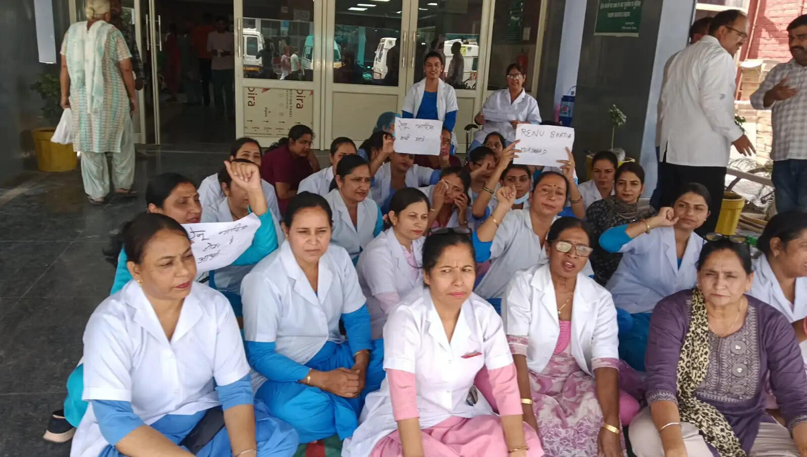 सिरसा नागरिक अस्पताल में हरियाणा महिला आयोग अध्यक्ष रेणु भाटिया की टिप्पणी के विरोध में 2 घंटे की हड़ताल और प्रदर्शन करता नर्सिंग स्टाफ