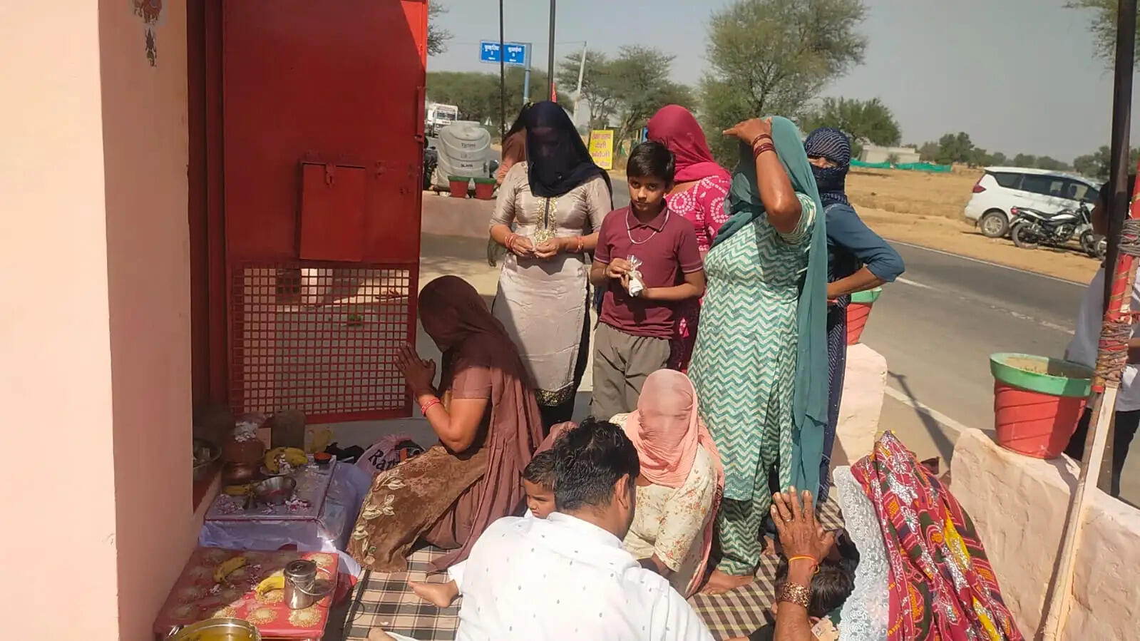 कुम्हारिया के कुंड मंदिर में जागरण में भजन गायक व श्रद्धालु