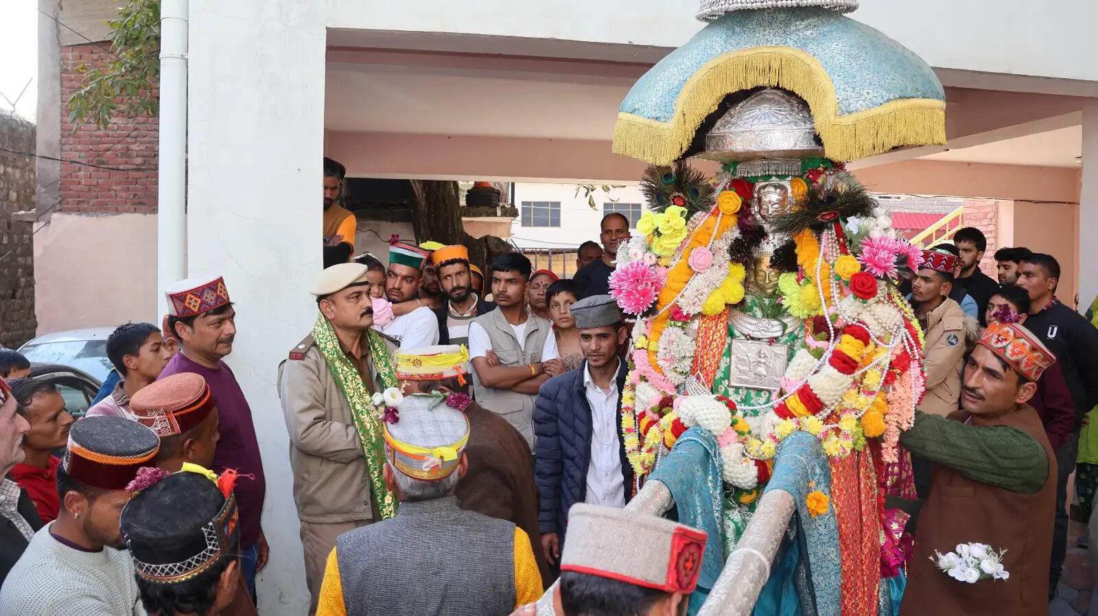 100 साल से हर वर्ष पुलिस थाना पहुंचकर थोड़ी देर विश्राम करते हैं देवता अजयपाल