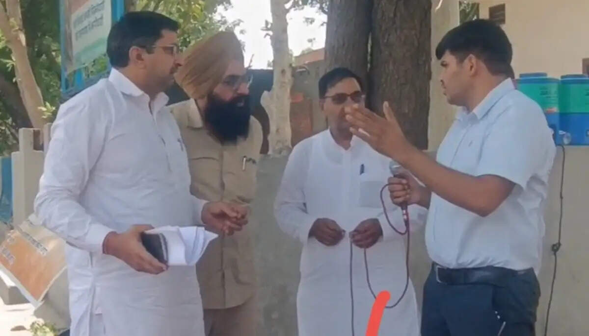 सिरसा डिपो में अपनी मांगों को लेकर प्रदर्शन करते और डिपो अधिकारियों को ज्ञापन सौंपते हरियाणा रोडवेज के कर्मचारी