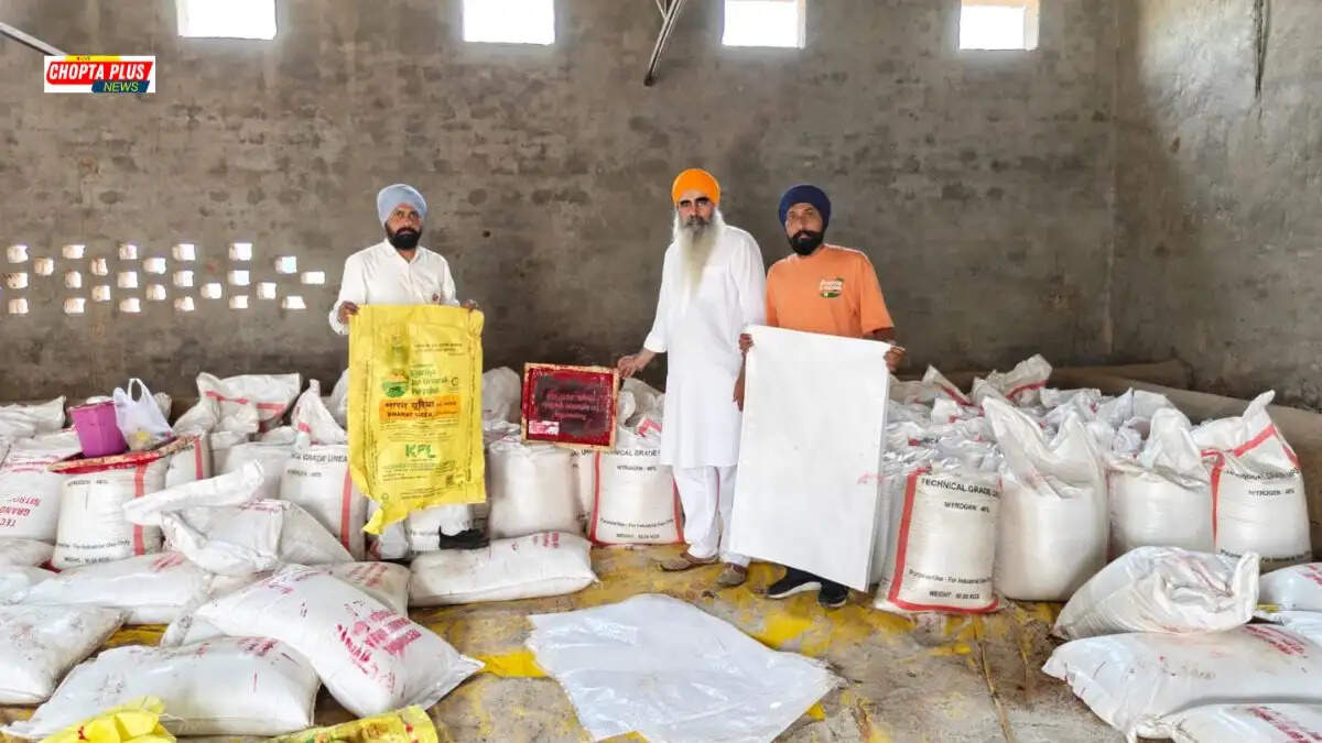 सिरसा के भंबूर गांव में कृषि यूरिया की कालाबाजारी पकड़ने के दौरान मौके पर मौजूद प्रशासन और बीकेई की टीम।
