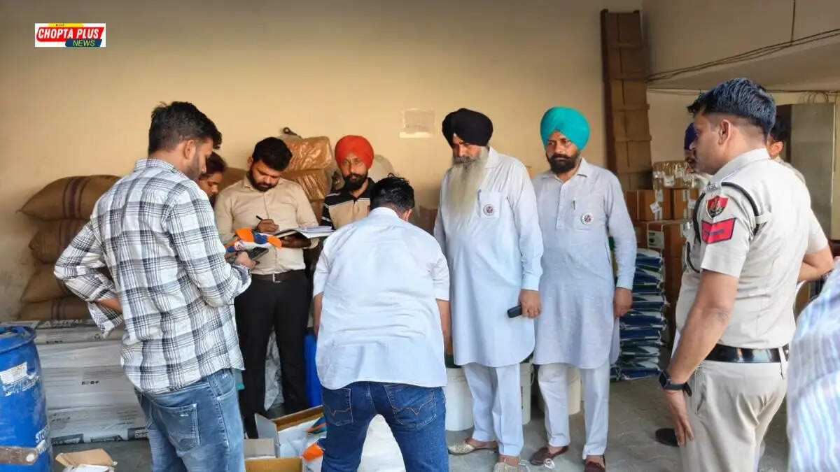 सिरसा के ऑटो मार्केट में पुलिस और कृषि विभाग की टीम द्वारा ऑनलाइन मंगाए गए प्रतिबंधित कीटनाशकों की पेटियों की जांच