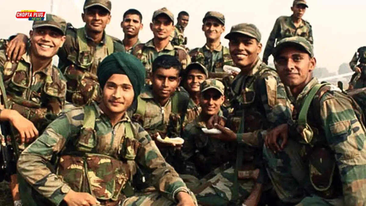 पंजाब और हरियाणा हाई कोर्ट की बिल्डिंग और भारतीय सेना के पूर्व सैनिकों की फाइल फोटो