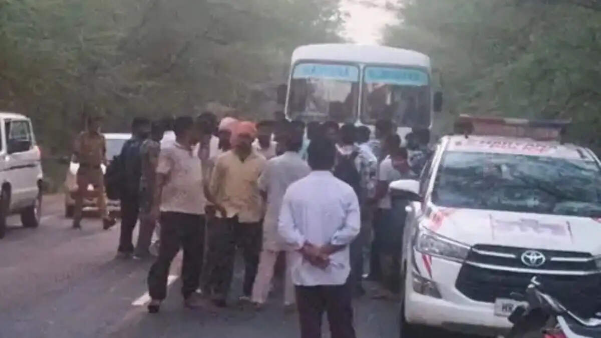 डबवाली बस हादसे में पुलिस की गाड़ी के आगे बैठे आक्रोशित ग्रामीण