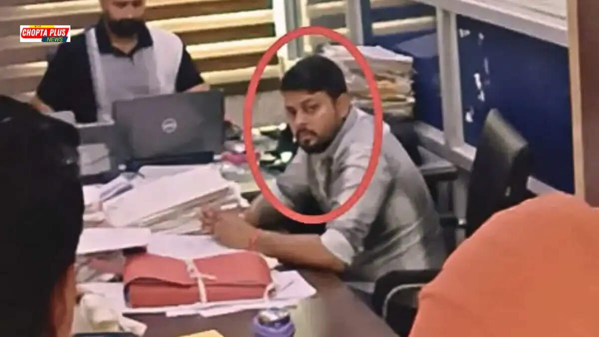 कैथल एचएसवीपी कार्यालय में एसीबी टीम द्वारा रिश्वत लेते पकड़े गए क्लर्क और मौके पर मौजूद अधिकारी