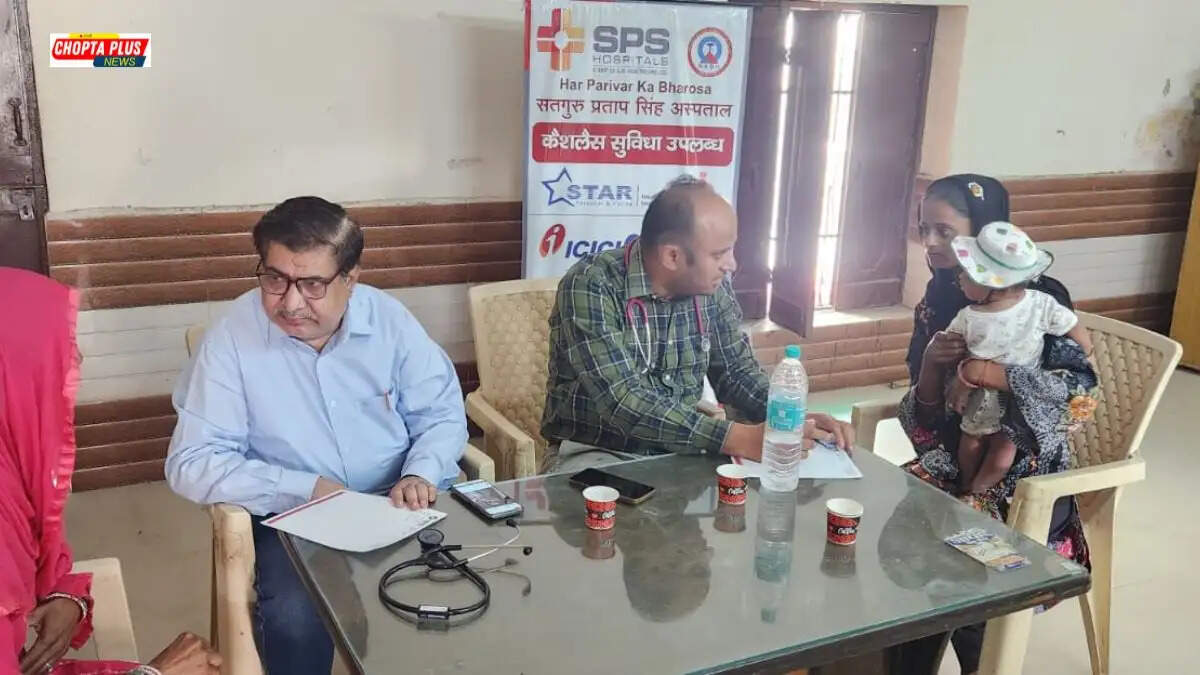 सिरसा के गांव बाजेकां में एसपीएस अस्पताल द्वारा लगाए गए मुफ्त हेल्थ कैंप में मरीजों की जांच करते विशेषज्ञ डॉक्टर।