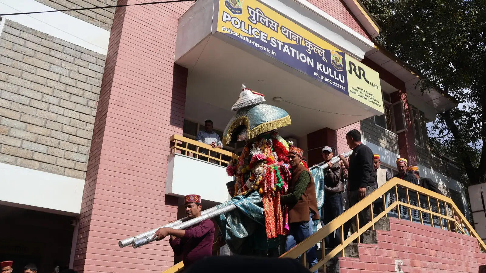 100 साल से हर वर्ष पुलिस थाना पहुंचकर थोड़ी देर विश्राम करते हैं देवता अजयपाल