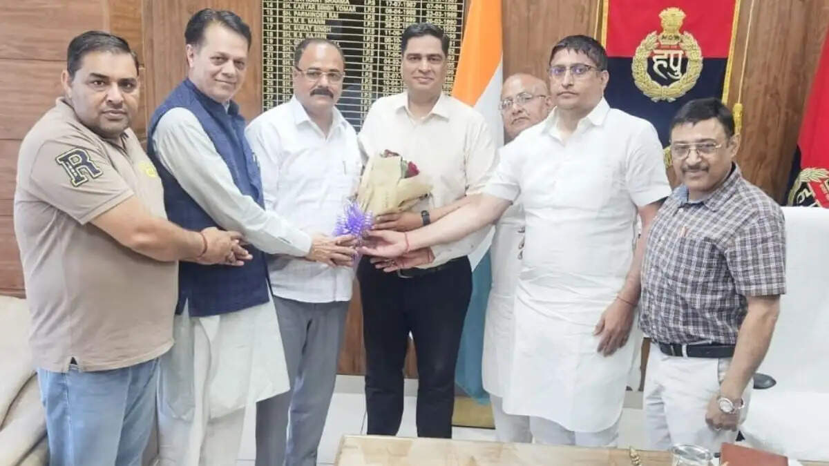 सिरसा एसपी दीपक सहारण से मुलाकात कर सुरक्षा पर चर्चा करता जिला स्वर्णकार संघ का प्रतिनिधिमंडल