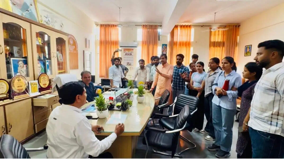 ABVP members submitting complaint to JCD Vidyapeeth Sirsa Mahanideshak against teacher misbehavior with female students JCD Sirsa Teacher Complaint