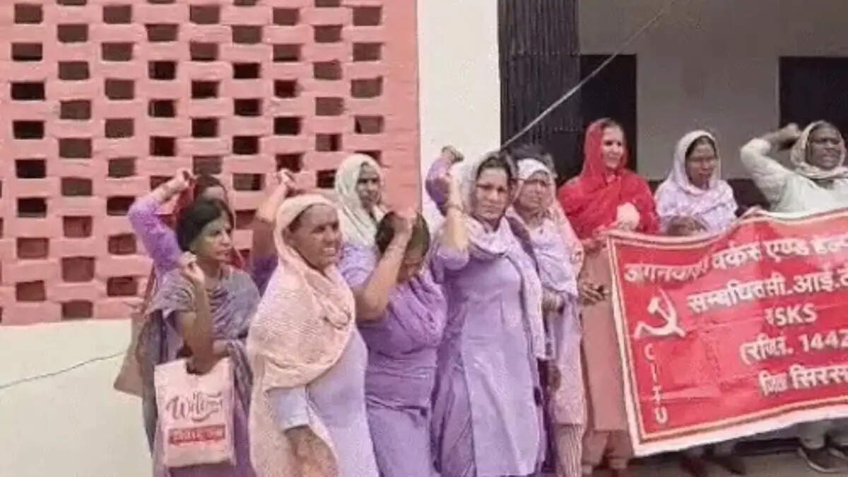 सिरसा में बीडीपीओ कार्यालय के बाहर 8 महीने से रुकी सैलरी को लेकर नारेबाजी और प्रदर्शन करतीं आंगनबाड़ी वर्कर।