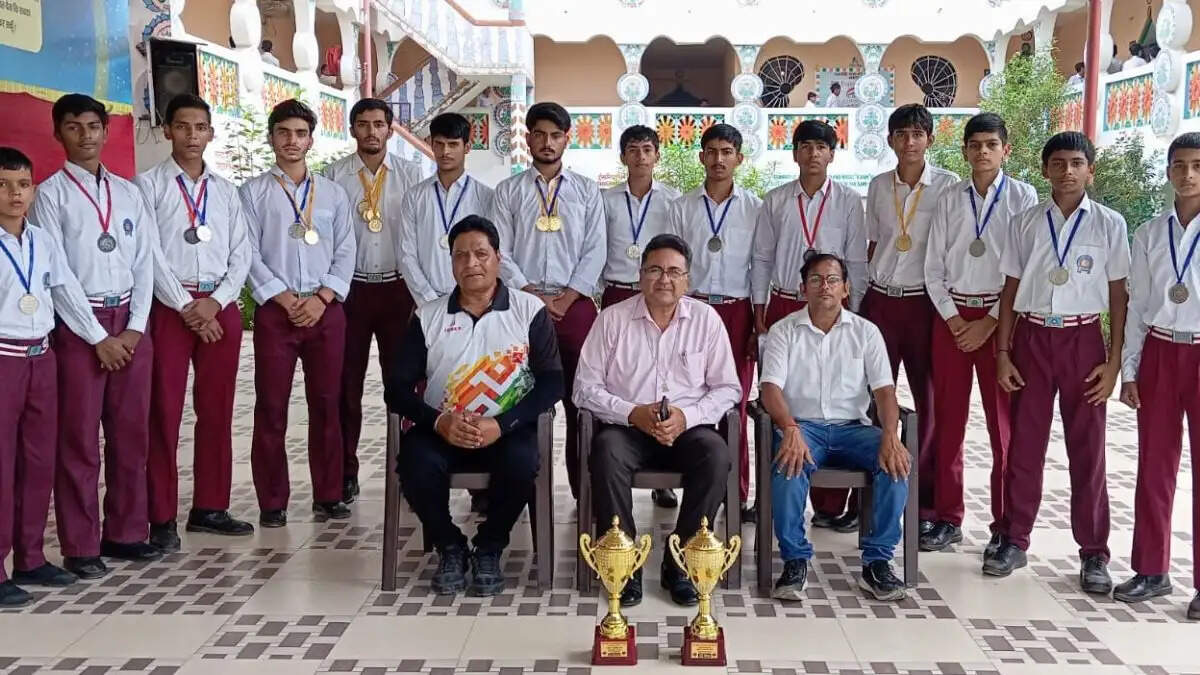 शाह सतनाम जी बॉयज स्कूल सिरसा के खिलाड़ियों ने CBSE क्लस्टर एथलेटिक्स चैंपियनशिप 2026 में ओवरऑल ट्रॉफी जीती