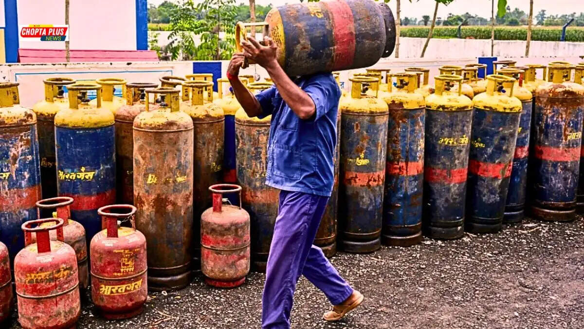 नीले रंग का 19 किलो वाला कमर्शियल गैस सिलेंडर और 5 किलो वाला फ्री ट्रेड एलपीजी सिलेंडर