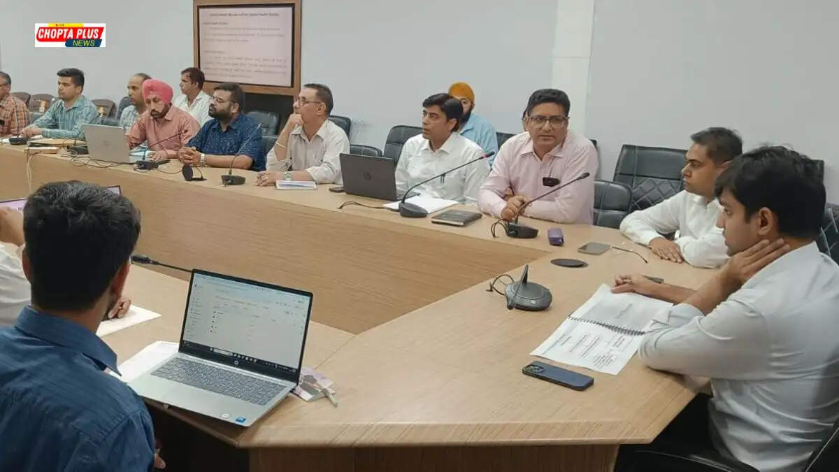 सिरसा के लघु सचिवालय में एडीसी अर्पित संगल की अध्यक्षता में स्वास्थ्य विभाग और राष्ट्रीय स्वास्थ्य मिशन की योजनाओं की समीक्षा बैठक का दृश्य
