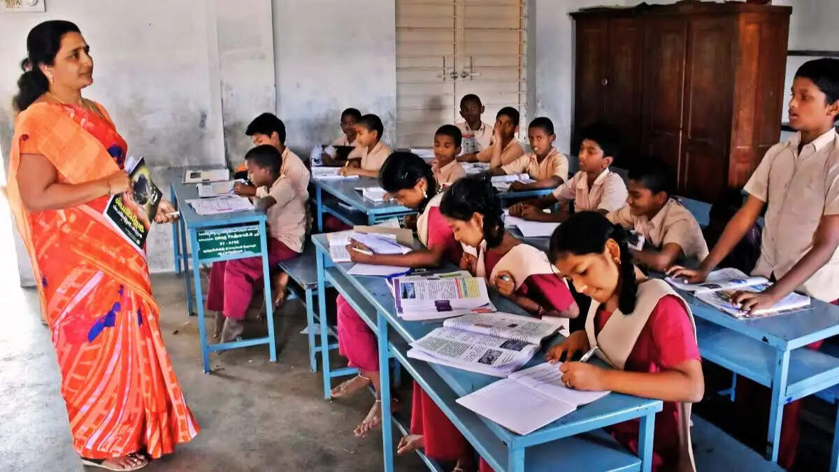 हरियाणा सचिवालय में नई शिक्षक तबादला नीति 2026 के दस्तावेज और शिक्षकों का मूल्यांकन करने वाले 120 अंकों का चार्ट