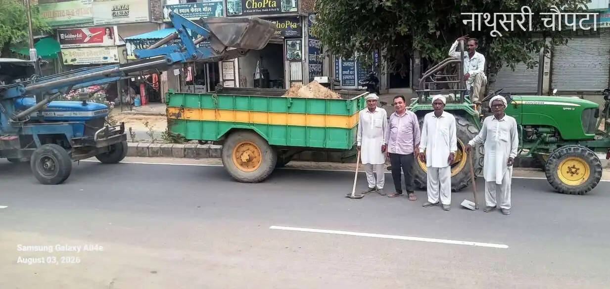 फोटो कैप्शन नाथूसरी चौपटा में&nbsp; सफाई अभियान के दौरान जेसीबी से कचरा उठाते हुए कर्मचारी और साथ में मौजूद वार्ड पंच प्रेम कुमार महता व ग्रामीण।