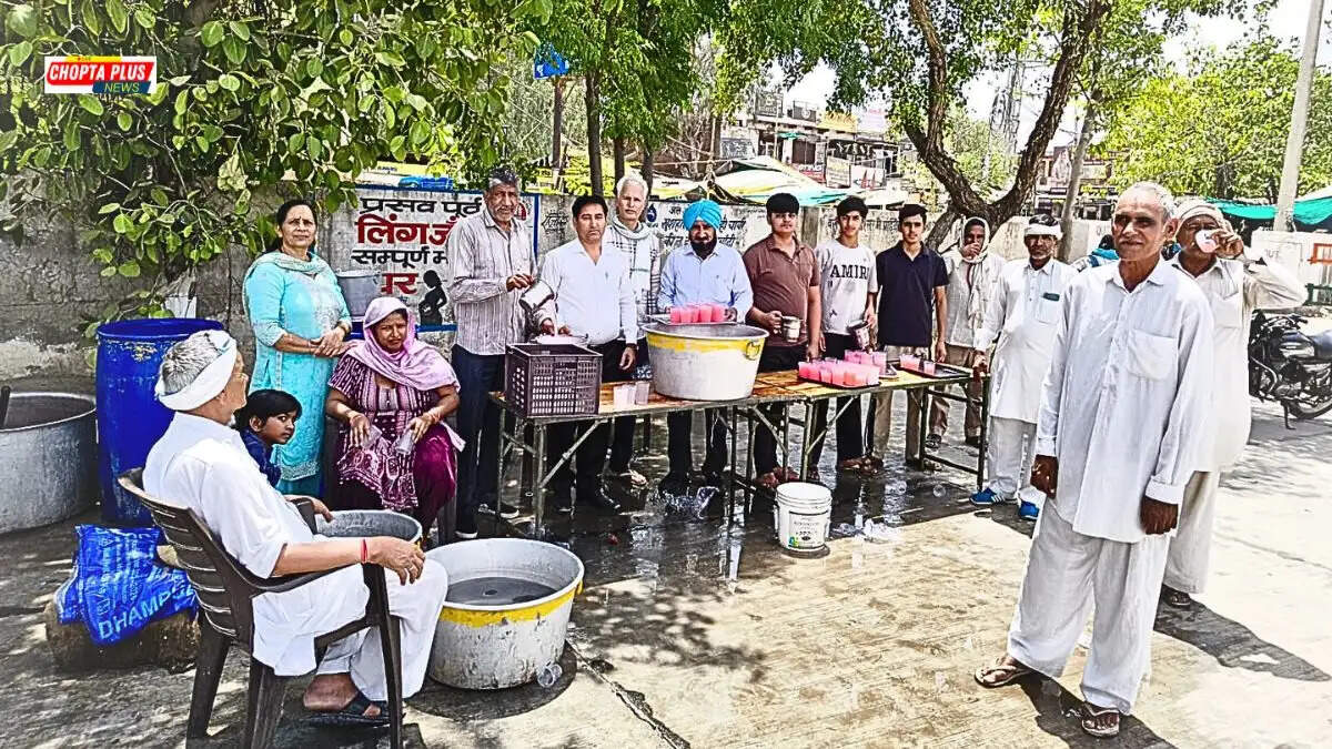 नाथूसरी चौपटा बस स्टैंड पर राहगीरों को ठंडा मीठा पानी पिलाते स्थानीय समाजसेवी।