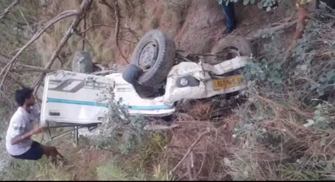 हिमाचल प्रदेश के चंबा-मसरूंड मार्ग पर गहरी खाई में गिरी दुर्घटनाग्रस्त बोलेरो गाड़ी और बचाव कार्य करती पुलिस
