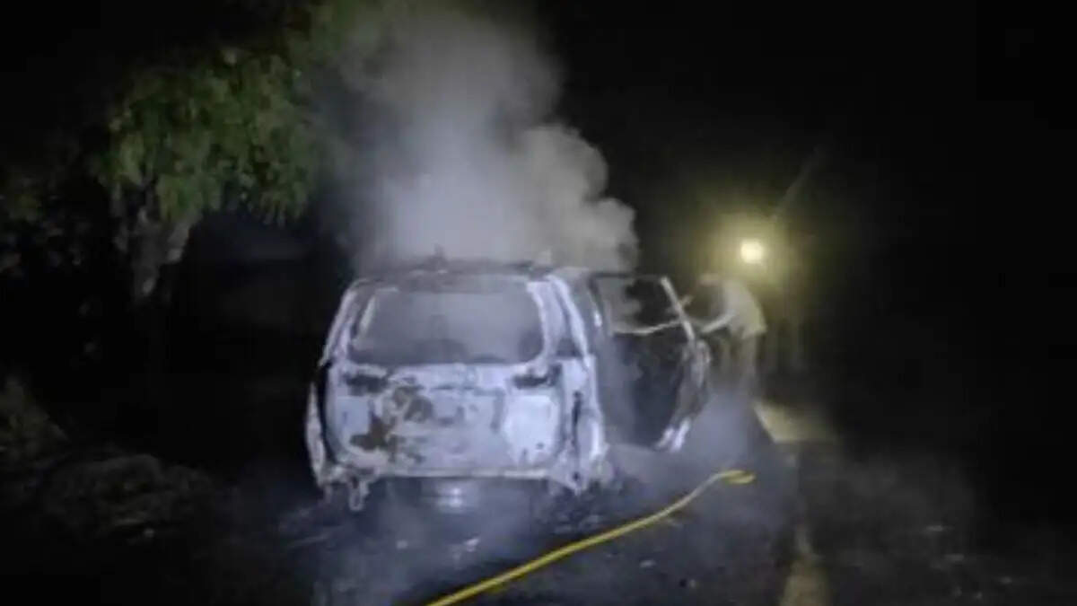 Sirsa Odhan police ERV car fire accident - Dial 112 vehicle burns on Ramgarh-Rajpura road, three police personnel jump out to save lives