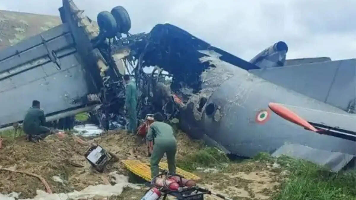 जोरहाट एयरफोर्स स्टेशन पर AN-32 विमान के क्रैश के बाद धुआं उठता हुआ