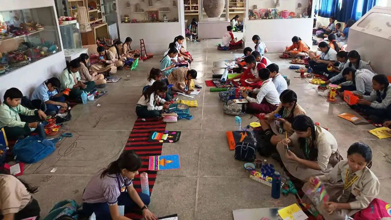 सिरसा में बाल दिवस प्रतियोगिताओं में बच्चों ने दिखाई प्रतिभा, 300 विद्यार्थियों ने लिया हिस्सा