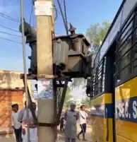 गांव पोहड़का में ट्रांसफार्मर से टकराई स्कूल बस, मौके पर जुटे ग्रामीण