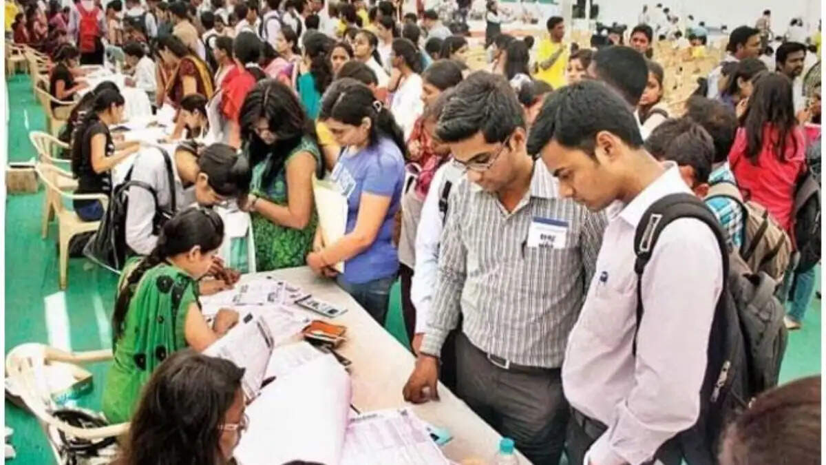 पलवल के नेताजी सुभाषचंद्र बोस स्टेडियम में 3 जुलाई 2026 को लगने वाला मेगा रोजगार मेला, जिसका उद्घाटन खेल मंत्री गौरव गौतम करेंगे।