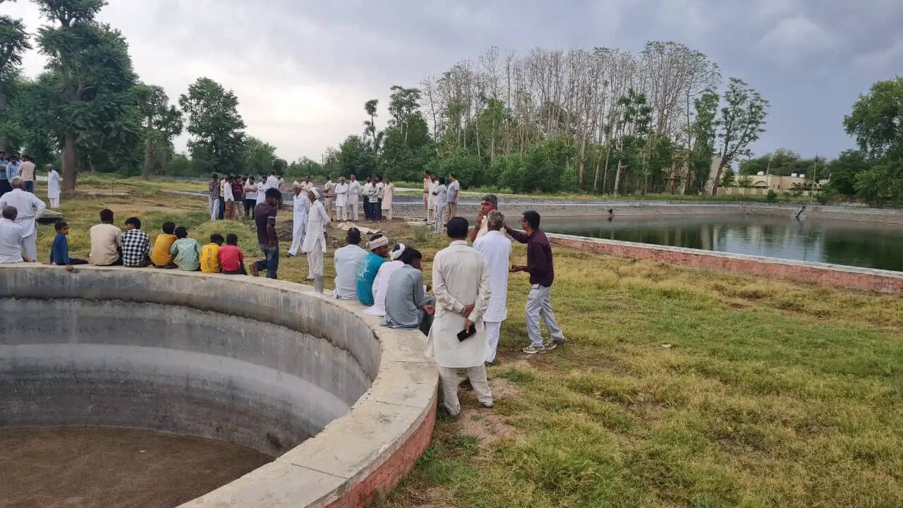 सिरसा के जमाल गांव में जलघर की डिग्गी से शव निकालते हुए ग्रामीण और मामले की जांच करती जमाल चौकी पुलिस।