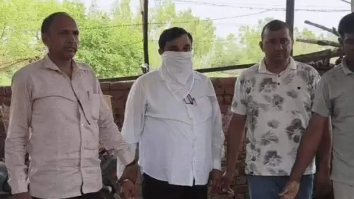 मुआवजा दिलवाने के नाम पर किसान से 10 हजार की रिश्वत लेते पटवारी गिरफ्तार 