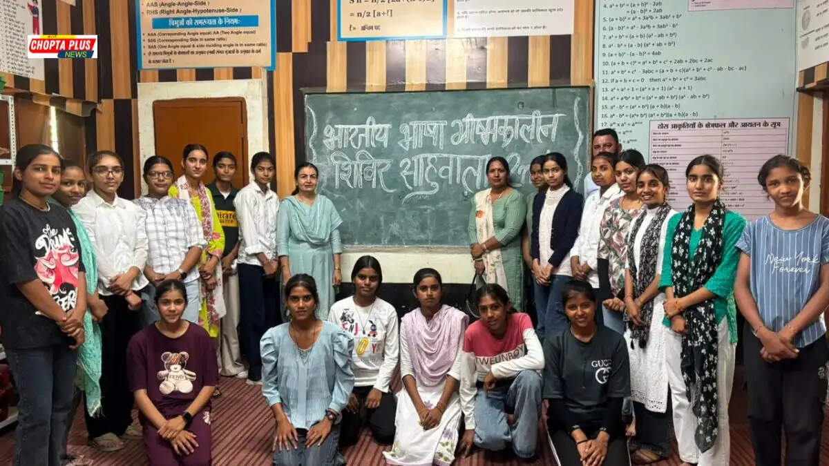 साहूवाला-II विद्यालय में भारतीय भाषा ग्रीष्मकालीन शिविर के दौरान कला और भाषाई गतिविधियों में भाग लेती छात्राएं और शिक्षक।