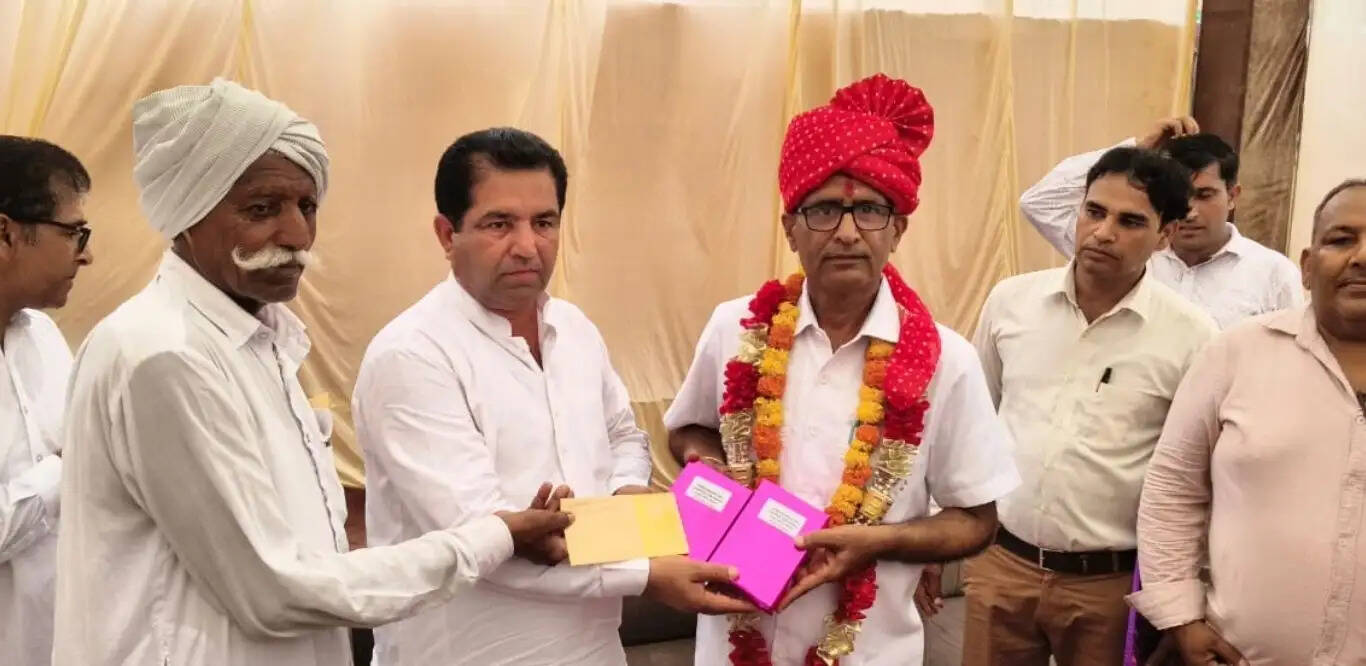 नाथूसरी कलां के जुड़वा शिक्षक रोहताश कुमार और रघुवीर सिंह को सेवानिवृत्ति पर सम्मानित करते खंड शिक्षा अधिकारी, विद्यालय स्टाफ, पंचायत प्रतिनिधि
