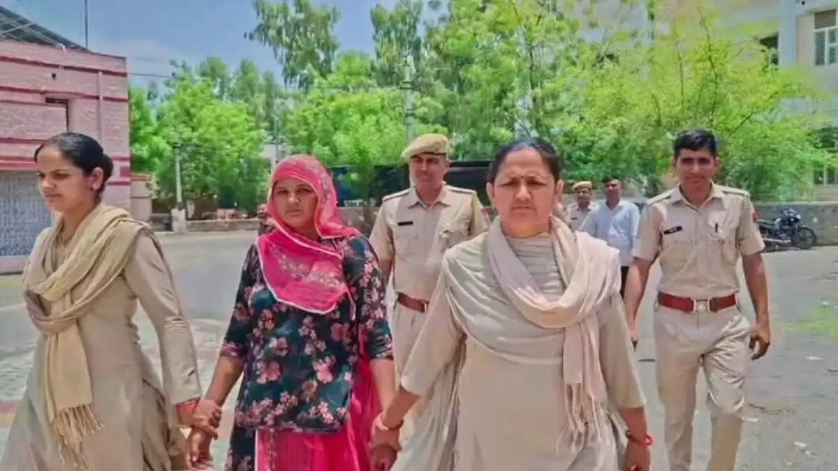 बाड़मेर हत्या मामले में जांच करती राजस्थान पुलिस की टीम और गिरफ्तार आरोपी