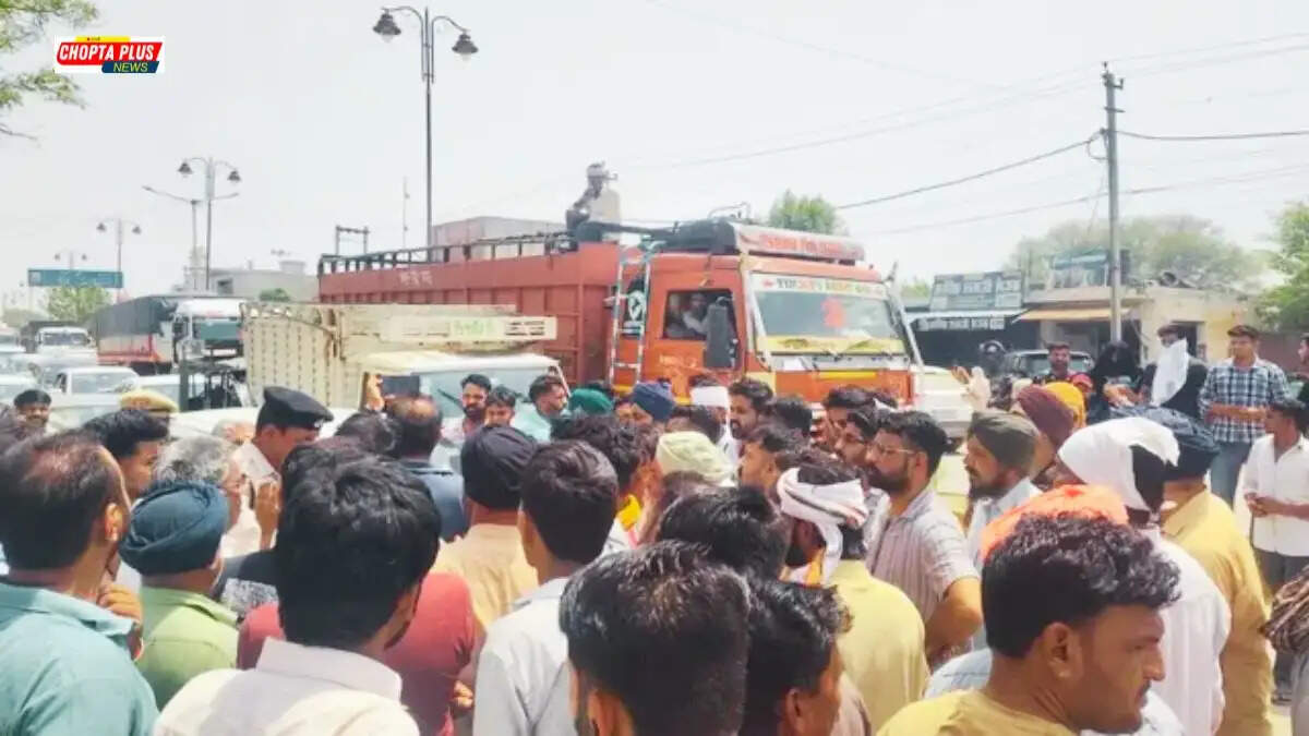 रतिया के फतेहाबाद रोड पर ट्रैफिक पुलिस की चालान कार्रवाई के खिलाफ हरियाणा-पंजाब स्टेट हाईवे पर जाम लगाते किसान और वाहन चालक