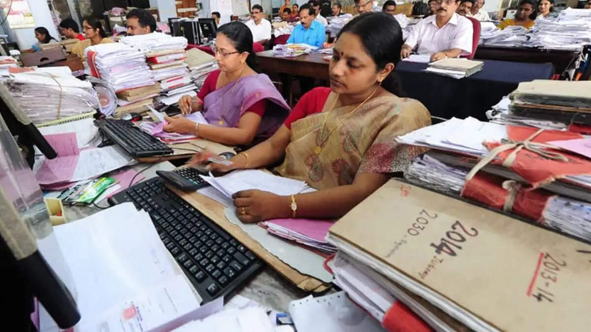 हरियाणा सरकार ने इन कच्चे कर्मचारियों की सेवाएं दो माह तक बढाई, महिला कर्मचारियों को भी मिली राहत